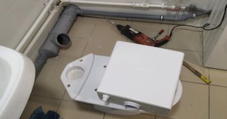 Установка напольного унитаза в клине: монтаж под ключ от СантехДомКли от 5178 рублей.